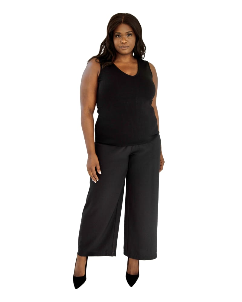 Front of a model wearing a size 2X Core V Neck Fitted Shell Top in Black by Marée Pour Toi. | dia_product_style_image_id:232932